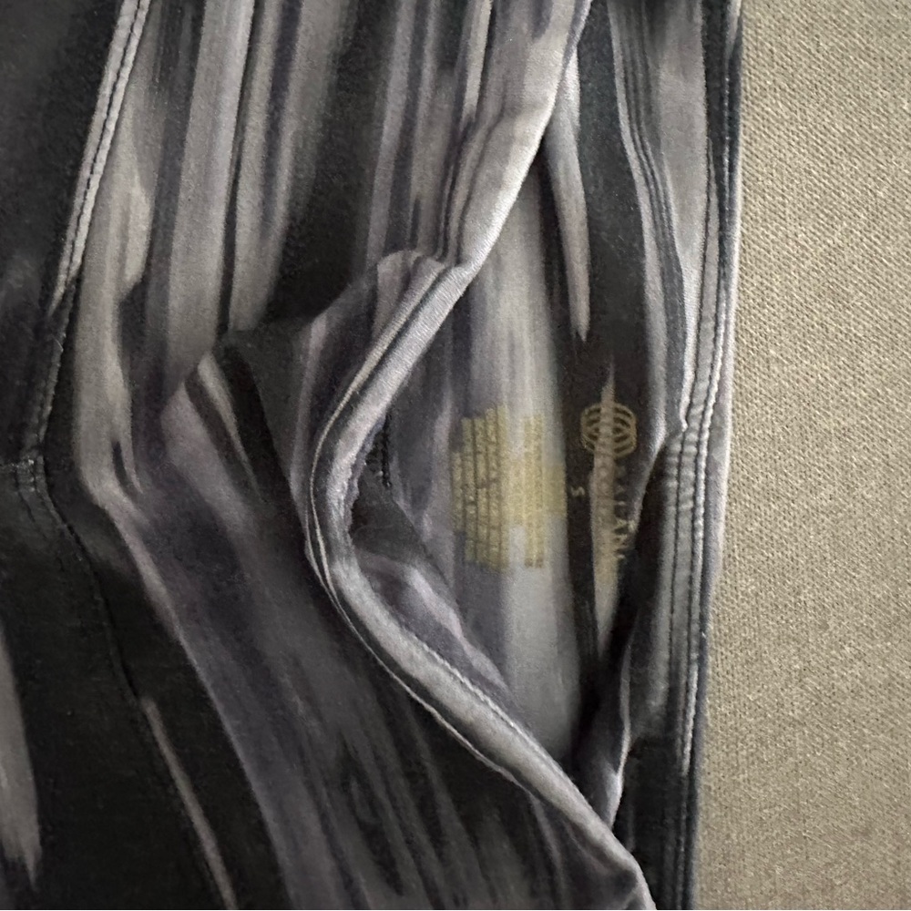 Balance Collection Gray Patterned Leggings - Picture 2 of 3
